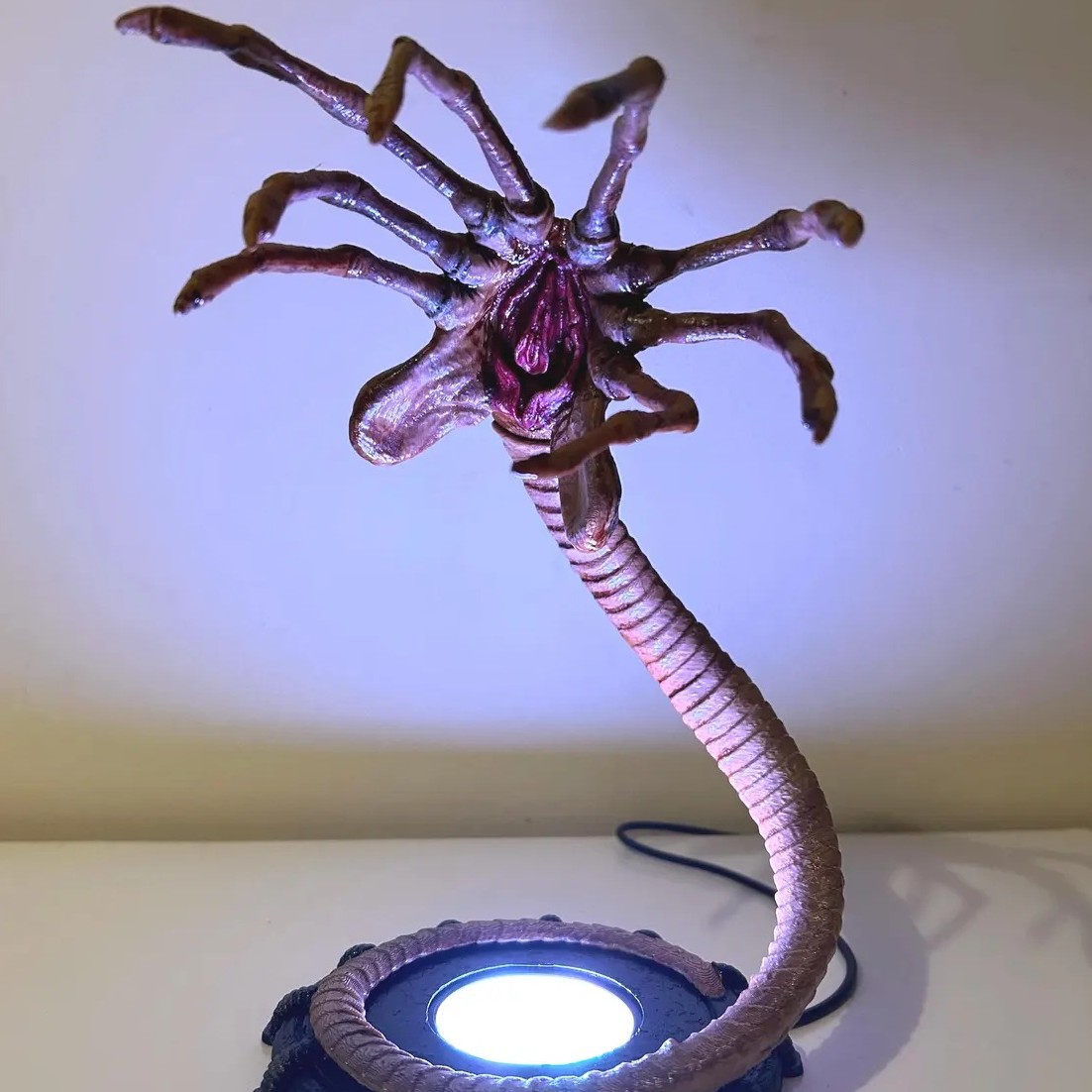 Home Decor Com - Lampka nocna Alien Facehugger, migocząca dekoracja